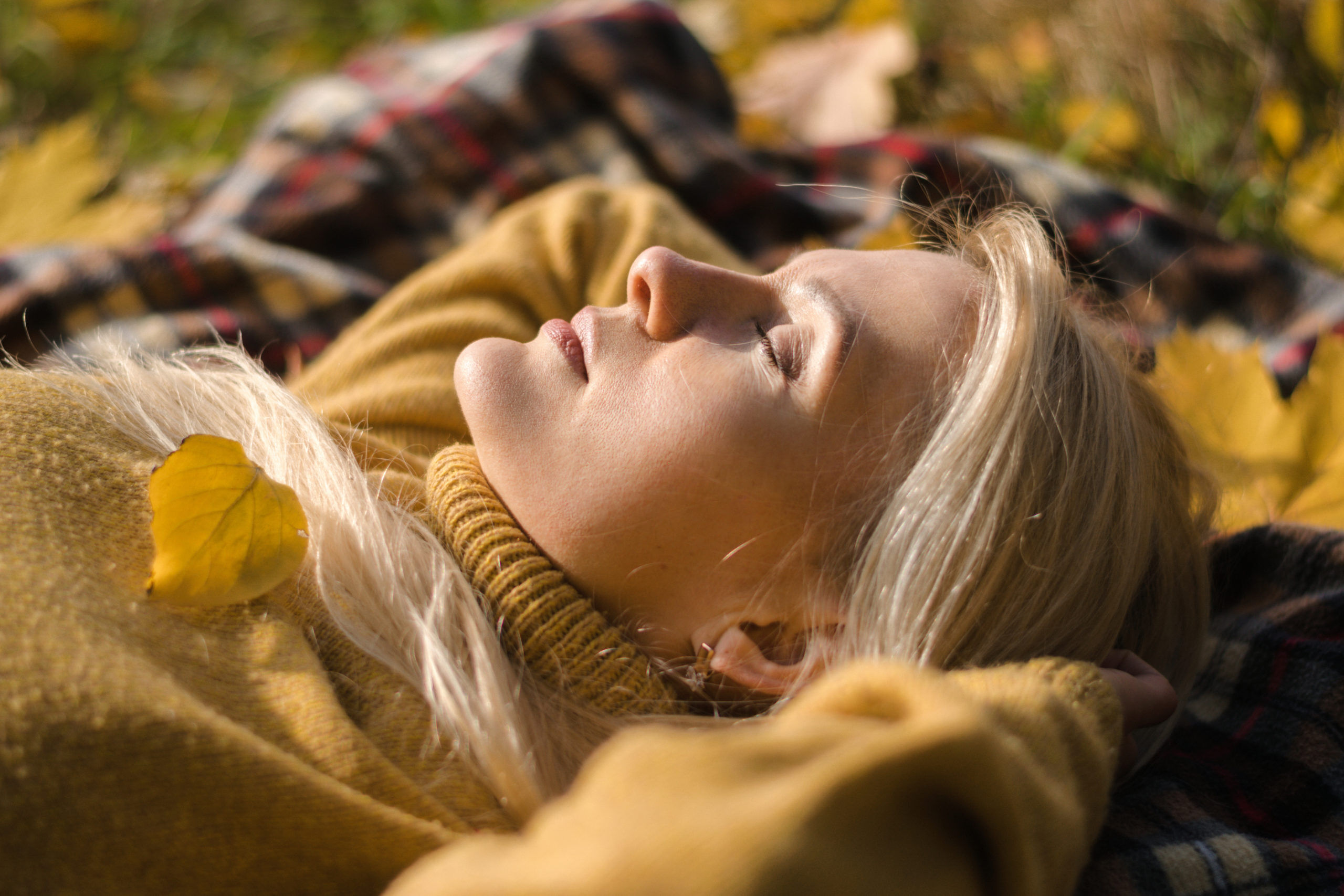 femme automne soleil