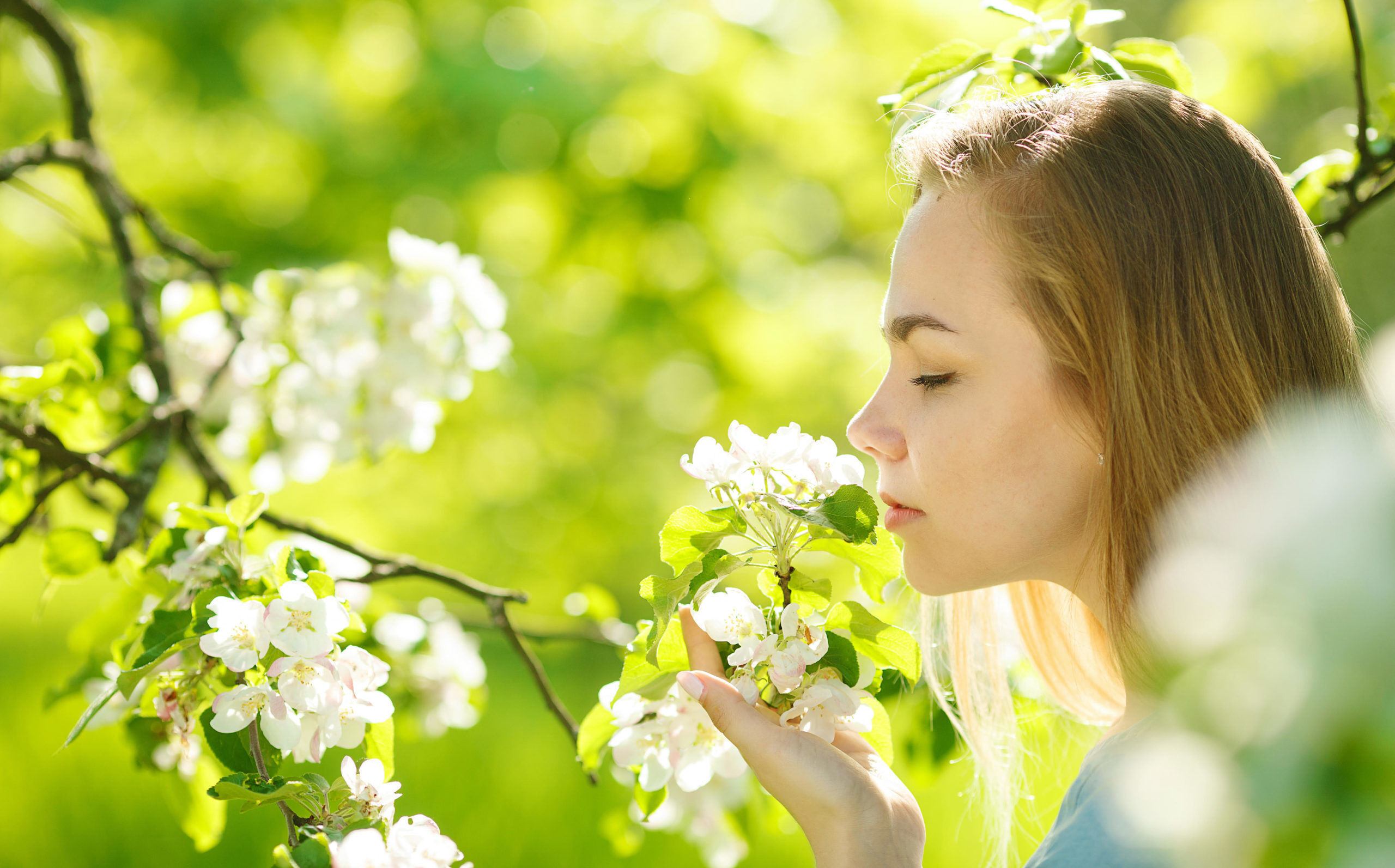 Femme fleurs printemps